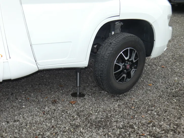 Fahrzeugbild Bürstner Lyseo 590 Stützenanlage #4