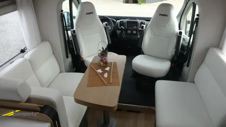 Fahrzeugbild Pilote Pacific P740FGJ Evidence 1500W-Wechselrichter #9