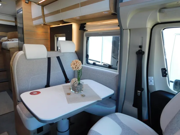 Fahrzeugbild Dethleffs Just Camp T 6812 EB 8G-Automatik, Hubbett #8