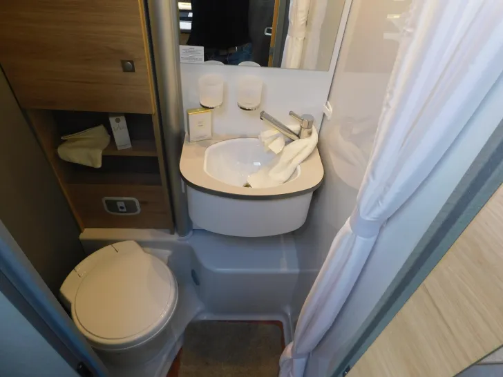 Fahrzeugbild Dethleffs Just Camp T 6812 EB 8G-Automatik, Hubbett #13