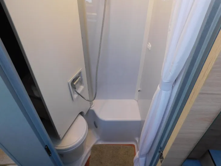 Fahrzeugbild Dethleffs Just Camp T 6812 EB 8G-Automatik, Hubbett #14