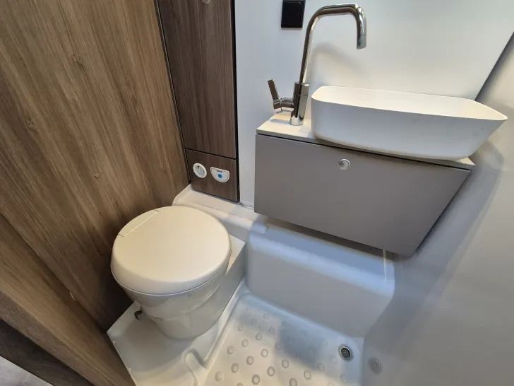 Fahrzeugbild Carado T338 pro+ *Hubbett*SAT*Bettumbau* #29