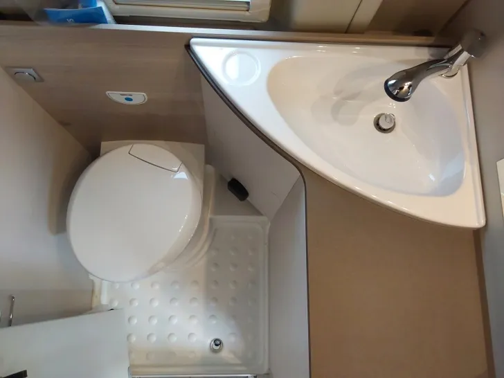 Fahrzeugbild Bürstner Campeo C 640 Schlafdach, Markise, 4 Sitzplätze! #15