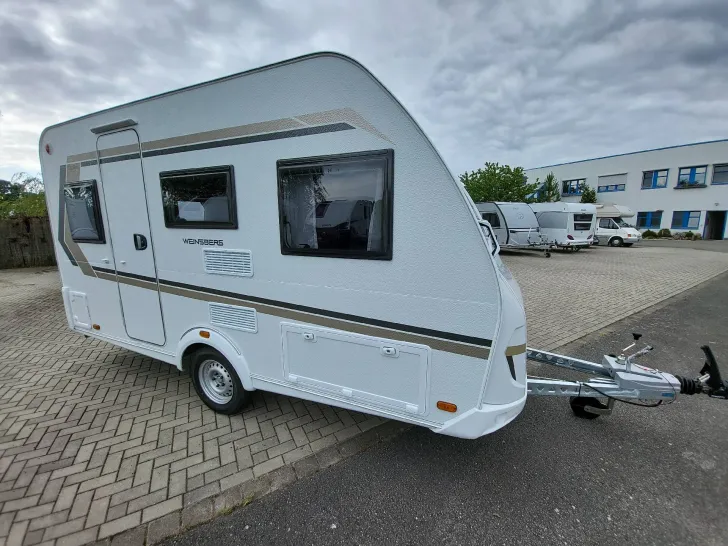 Schräg Vorne Weinsberg CaraOne 390 QD 3 x Paket/1350kg/Ambientelicht