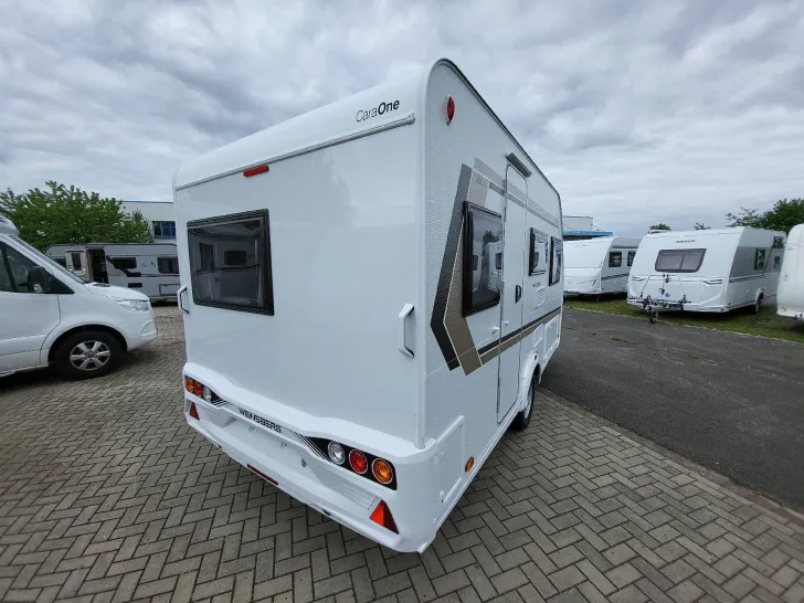 Schräg Hinten Weinsberg CaraOne 390 QD 3 x Paket/1350kg/Ambientelicht