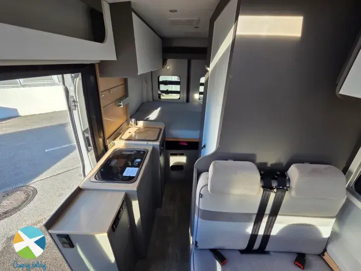 Sicht vorne-hinten LMC Innovan 590