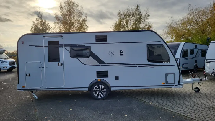 Seitlich Knaus Südwind 540 FDK Black Selection Garagentür rechts, Active Rock