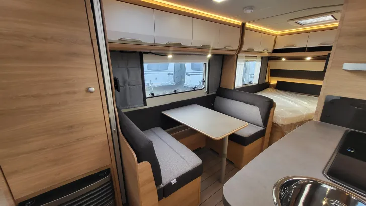 Sitzgruppe Knaus Südwind 540 FDK Black Selection Garagentür rechts, Active Rock