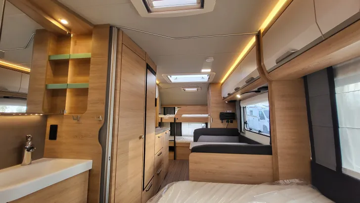 Sicht vorne-hinten Knaus Südwind 540 FDK Black Selection Garagentür rechts, Active Rock