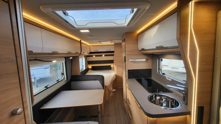 Sicht vorne-hinten Knaus Südwind 540 FDK Black Selection Garagentür rechts, Active Rock