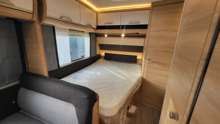 Betten Knaus Südwind 540 FDK Black Selection Garagentür rechts, Active Rock