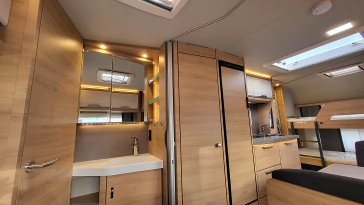 TV-Vorbereitung Knaus Südwind 540 FDK Black Selection Garagentür rechts, Active Rock