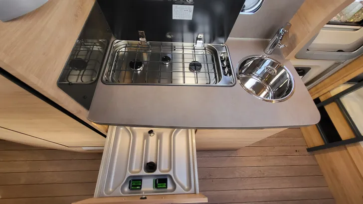 Küchen Knaus Südwind 540 FDK Black Selection Garagentür rechts, Active Rock