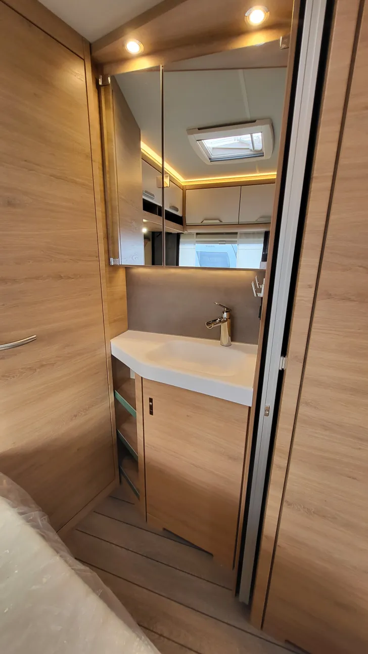 Toilette Knaus Südwind 540 FDK Black Selection Garagentür rechts, Active Rock