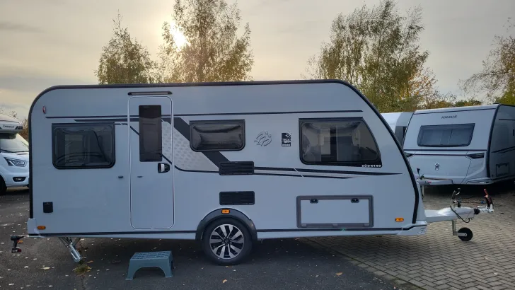 Seitlich Knaus Südwind 460 EU Black Selection