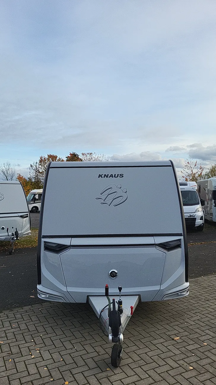 Frontal Vorne Knaus Südwind 460 EU Black Selection