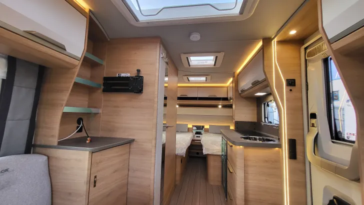 Sicht vorne-hinten Knaus Südwind 460 EU Black Selection