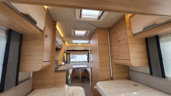 Sicht vorne-hinten Knaus Südwind 460 EU Black Selection