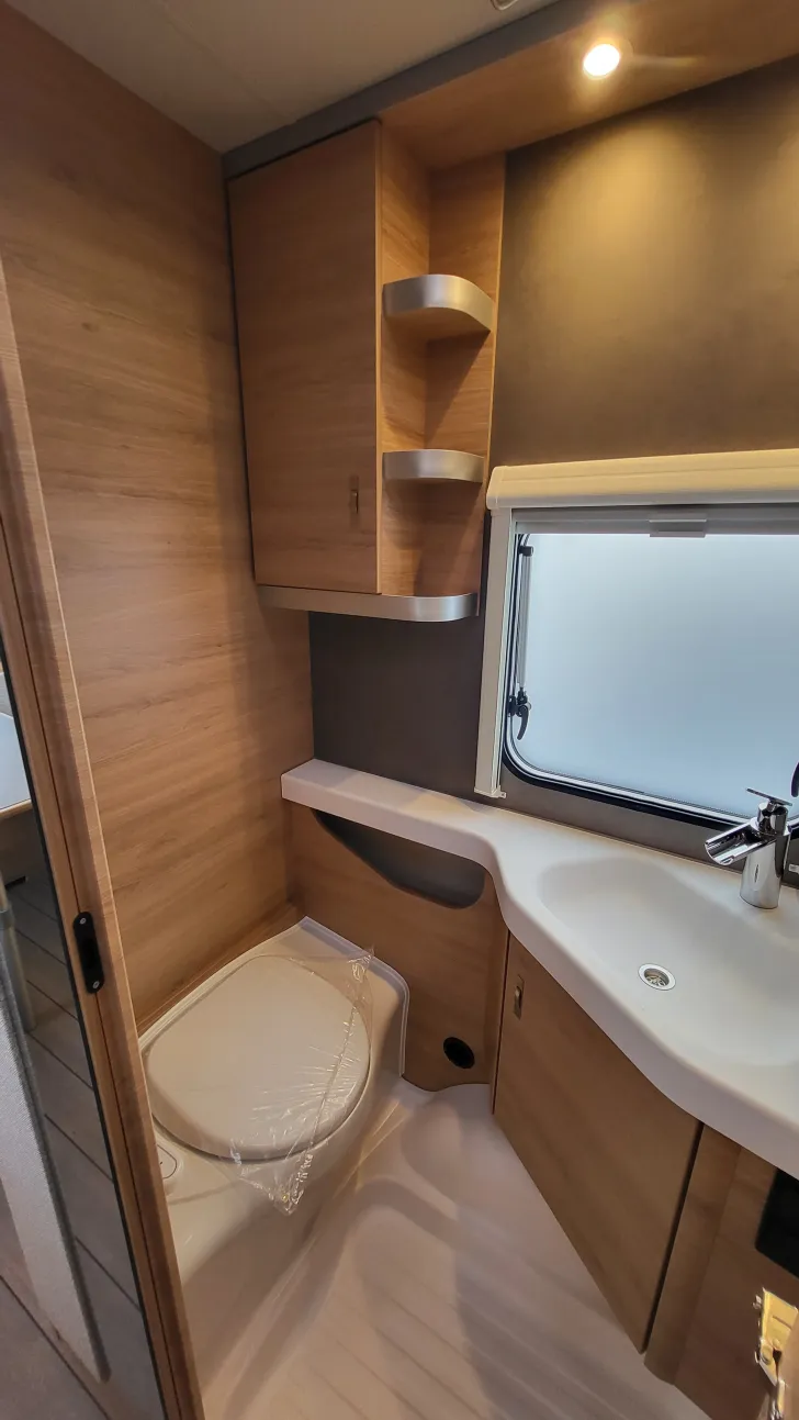 Fahrerhaus Knaus Südwind 460 EU Black Selection