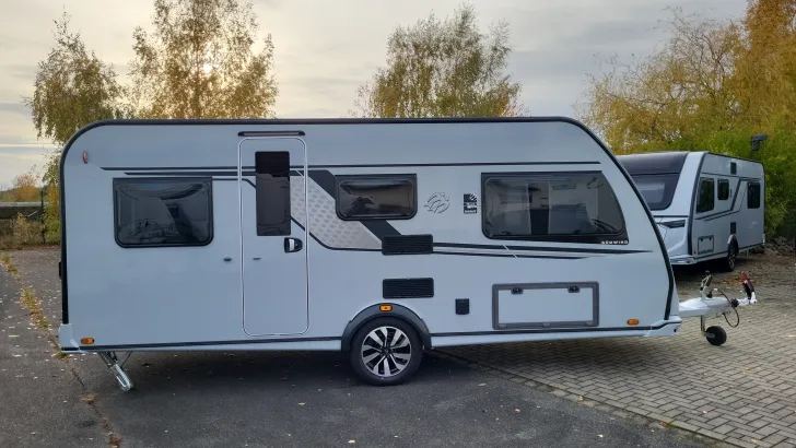 Seitlich Knaus Südwind 500 EU Black Selection