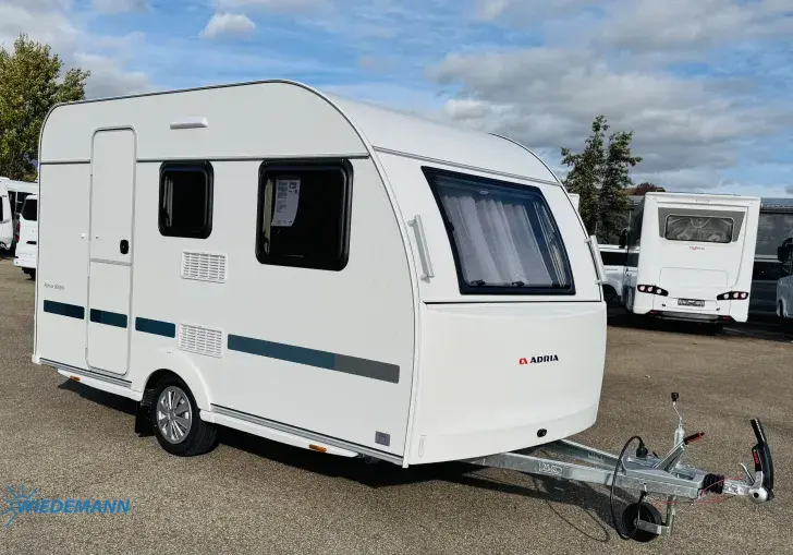 Schräg Vorne Adria Aviva 360 DK 2027 * Autark Vorb. * Fliegens