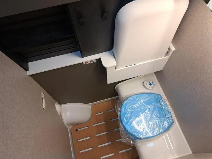 Fahrzeugbild Hymer Grand Canyon S CrossOver 600 AHK, Wechselrichter #13