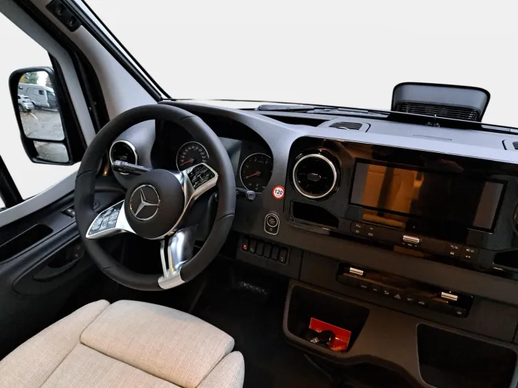 Fahrzeugbild Hymer Grand Canyon S CrossOver 600 Schlafdach, Winterp. #12