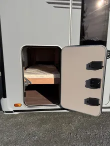 Fahrzeugbild Knaus Südwind 540 FDK Black Selection Mobilanlage 12V, Garagentüre #6