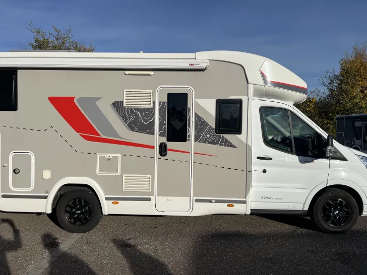 Fahrzeugbild Challenger Teilintegriert 337GA Graphite Ultimate #1