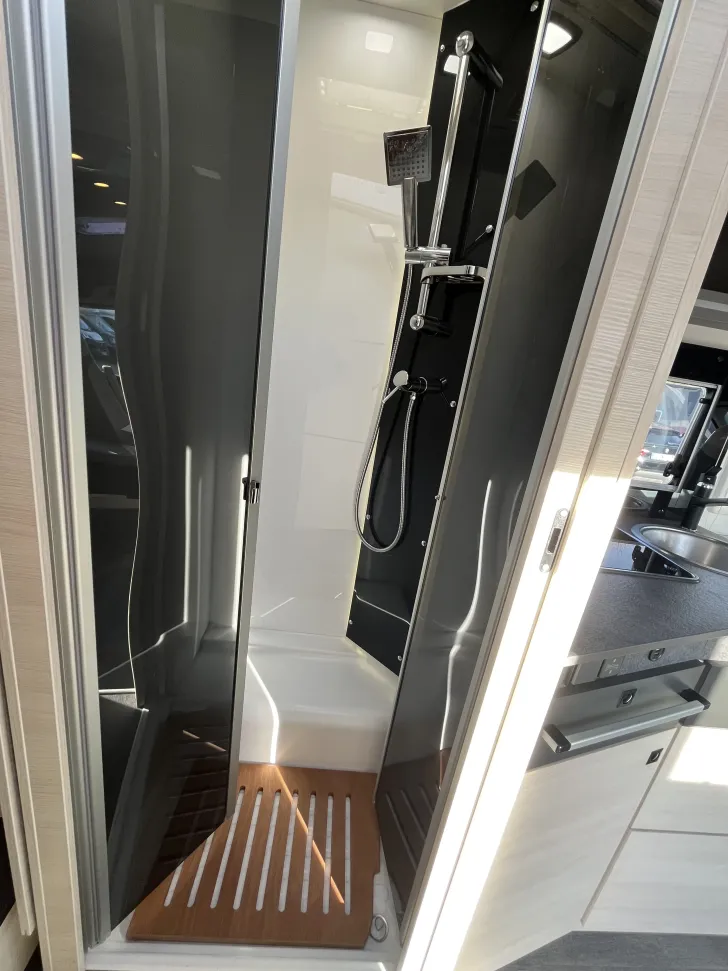 Fahrzeugbild Challenger Teilintegriert 337GA Graphite Ultimate #12