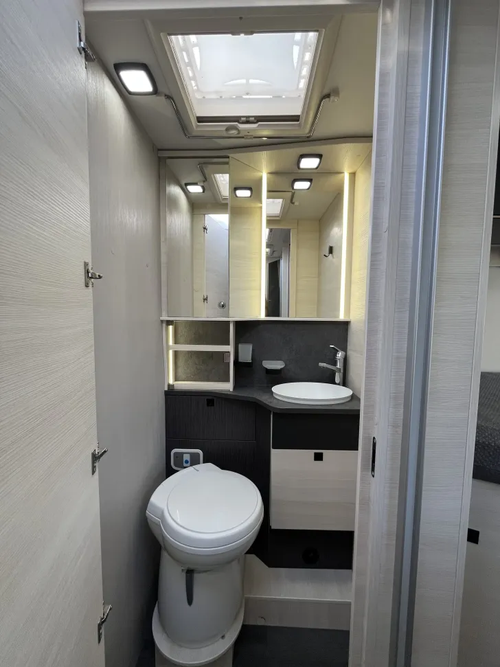 Fahrzeugbild Challenger Teilintegriert 337GA Graphite Ultimate #13