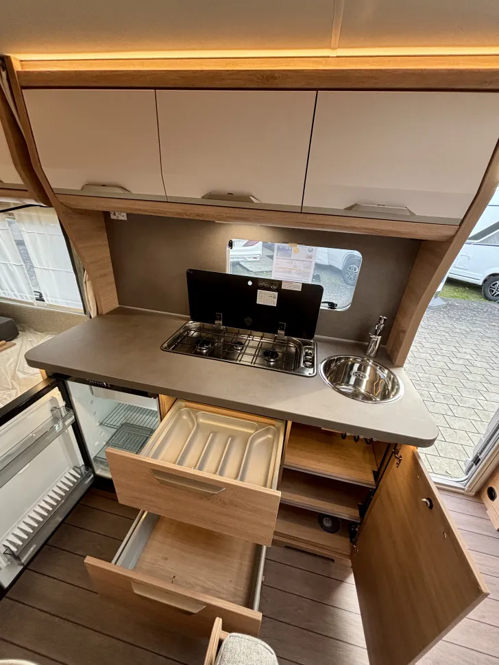 Fahrzeugbild Knaus Südwind 420 QD Black Selection Markise, Luxus-Bettumbau #5