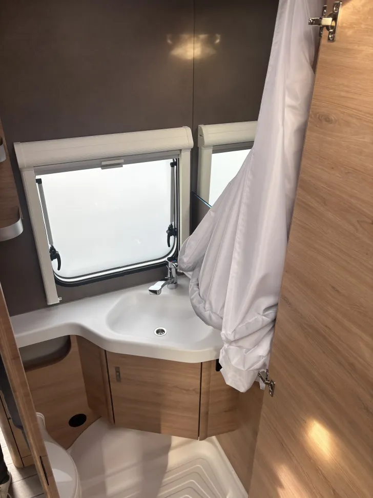 Fahrzeugbild Knaus Südwind 460 EU Black Selection Weiß, MonoControl ThuleMarkise #17