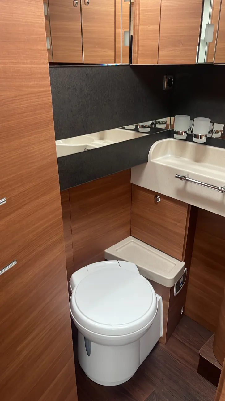 Toilette Carthago chic c-line I 5.0 QB L *tolles Fahrzeug, reisefertig*