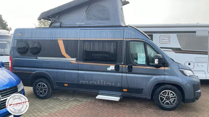 Seitlich Malibu Van First Class - Two Rooms 640 LE RB 2026 Listenpreis: 105.800€