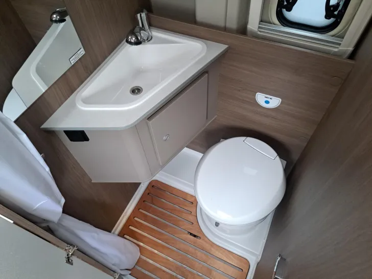 Fahrzeugbild Carado pro CV 602 Automatik, Solar, Rahmenfenster #13