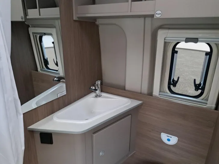 Fahrzeugbild Carado pro CV 602 Automatik, Solar, Rahmenfenster #14