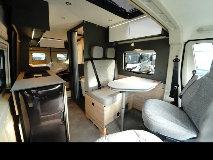 Fahrzeugbild Dethleffs Globetrail 640 ES Fiat 4,25t Schlafdach Klima #18