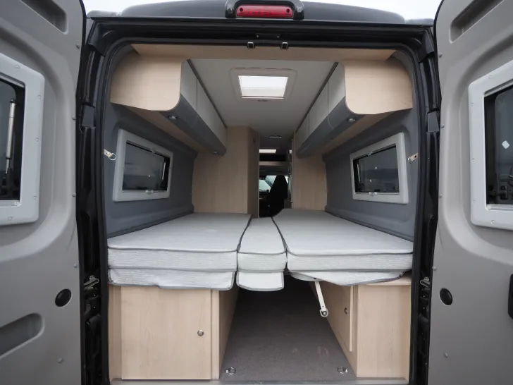 Fahrzeugbild Clever Runner, D+E Heizung, Fenster zus., Assistenzen #5