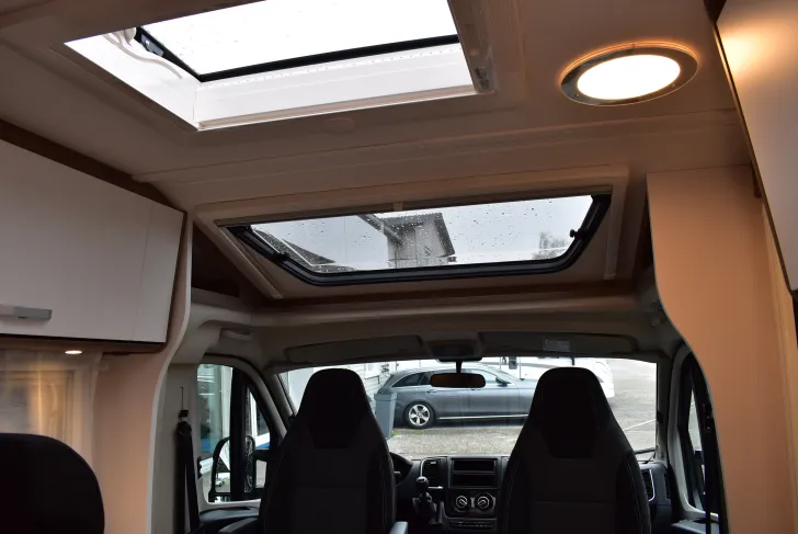 Fahrzeugbild Carado VAN V339 pro+ Queensbett, Combi-E, Variobad #7