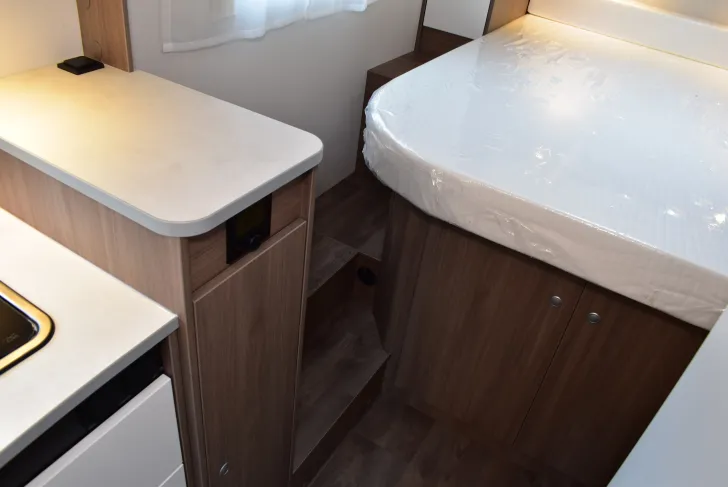 Fahrzeugbild Carado VAN V339 pro+ Queensbett, Combi-E, Variobad #13