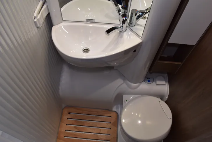 Fahrzeugbild Carado VAN V339 pro+ Queensbett, Combi-E, Variobad #14