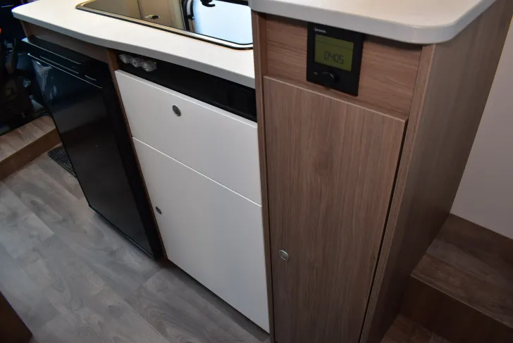 Fahrzeugbild Carado VAN V339 pro+ Queensbett, Combi-E, Variobad #27