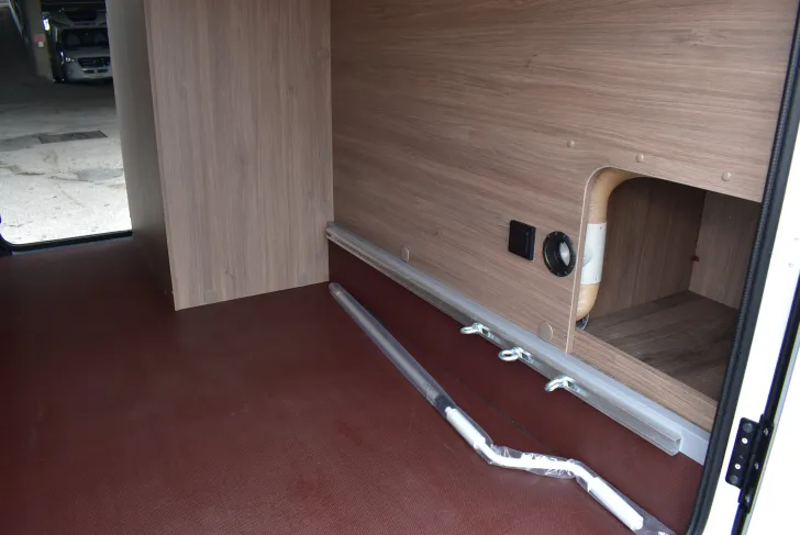 Fahrzeugbild Carado VAN V339 pro+ Queensbett, Combi-E, Variobad #36