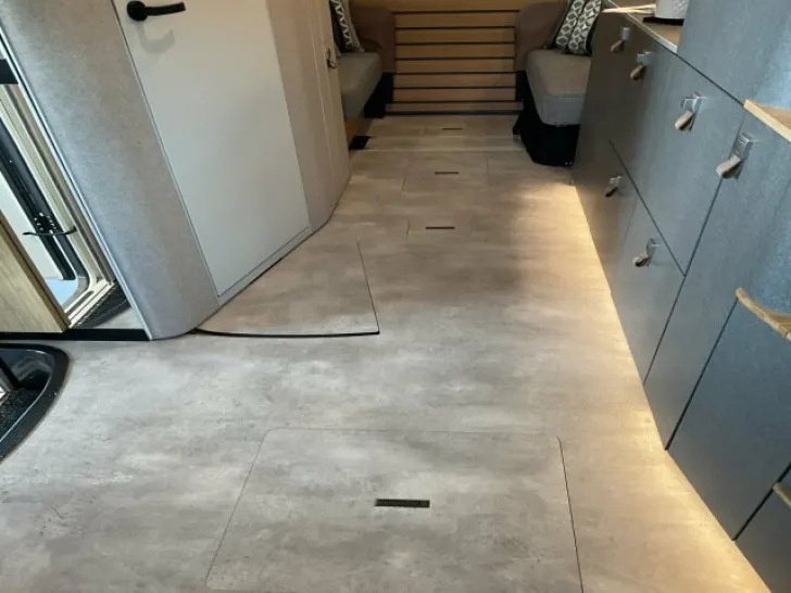 Fahrzeugbild Hymer Venture S / Wechselrichter 1300W / Solar 345W #14