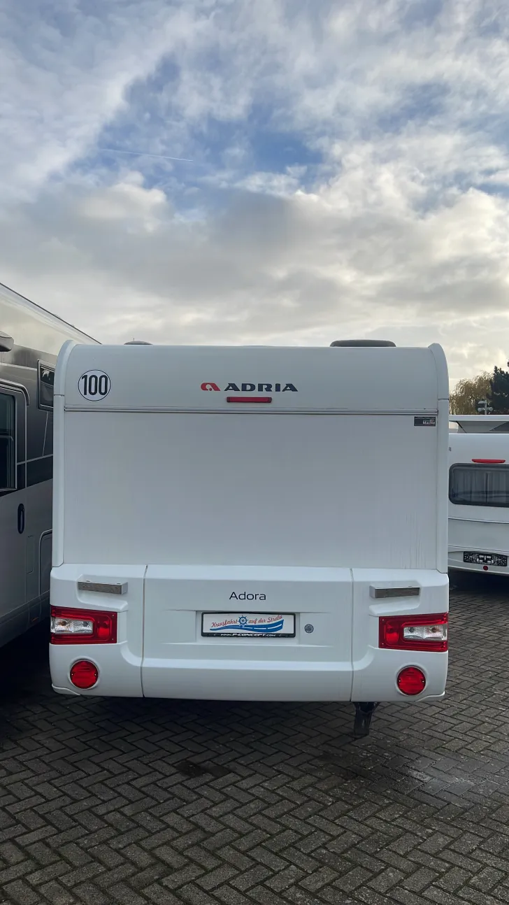 Frontal Hinten Adria Adora 572 UT