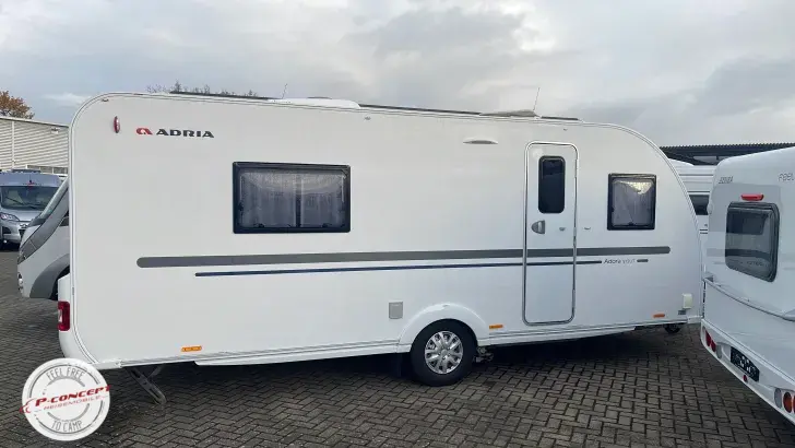 Seitlich Adria Adora 572 UT