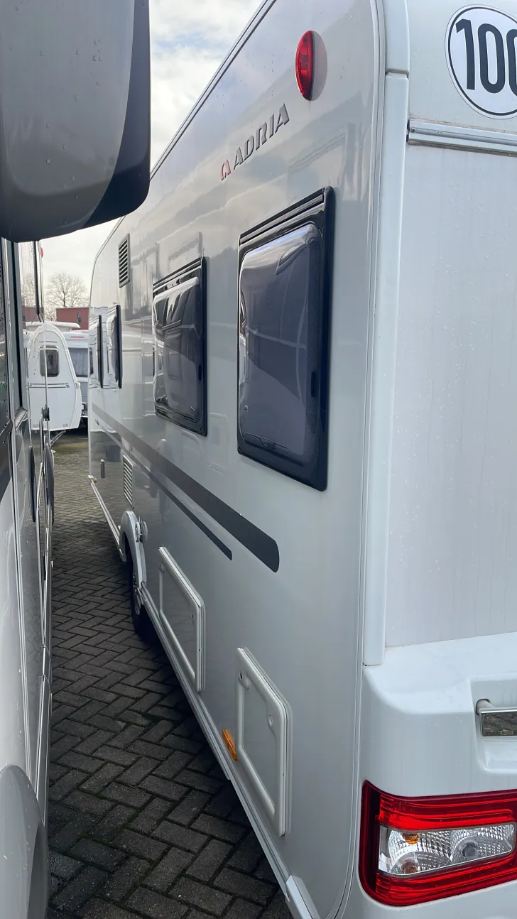 Schräg Hinten Adria Adora 572 UT