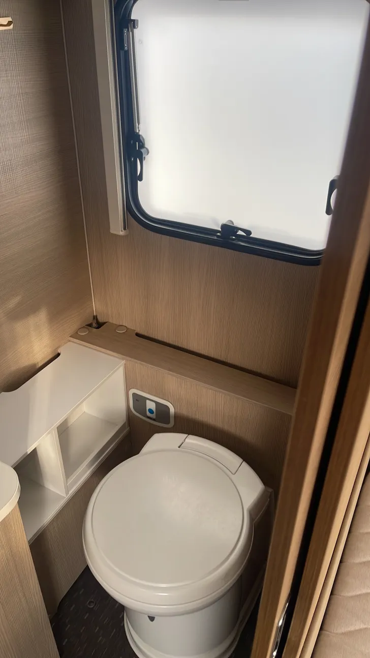 Sicht vorne-hinten Adria Adora 572 UT