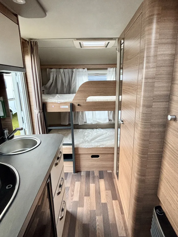 Fahrzeugbild Weinsberg CaraOne 400 LK EDITION [HOT] Alufelgen, Glattblech, 1350 kg #7